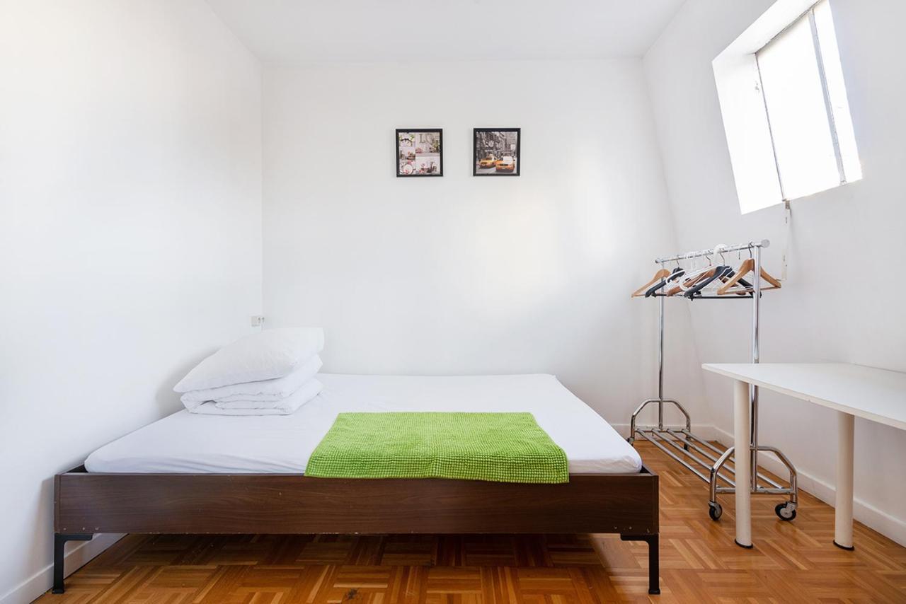Cameleon Paris Guesthouse Pantin Exteriör bild